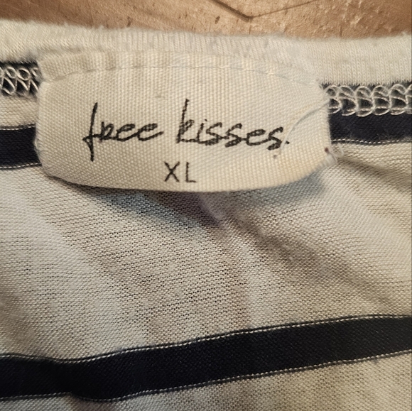 FREE KISSES white navy stripe t-shirt. Size XL. EXCELLENT CONDITION! - Picture 3 of 3